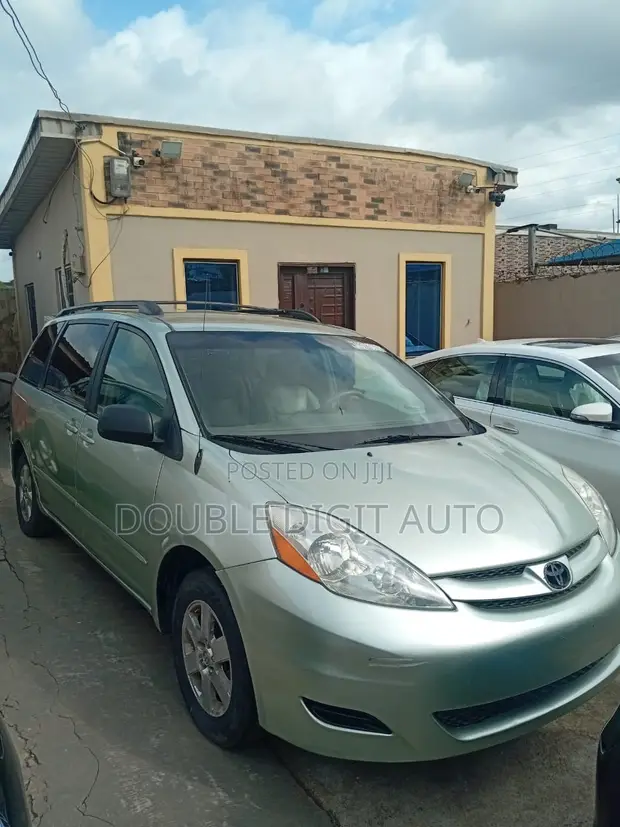 Toyota Sienna 2010 Green - 1