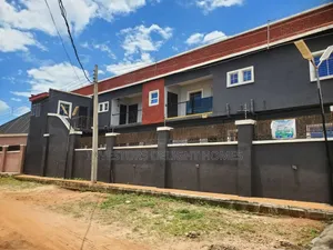 Gidaje 4 na 3 Bedroom a Oshimili North Don Siyarwa