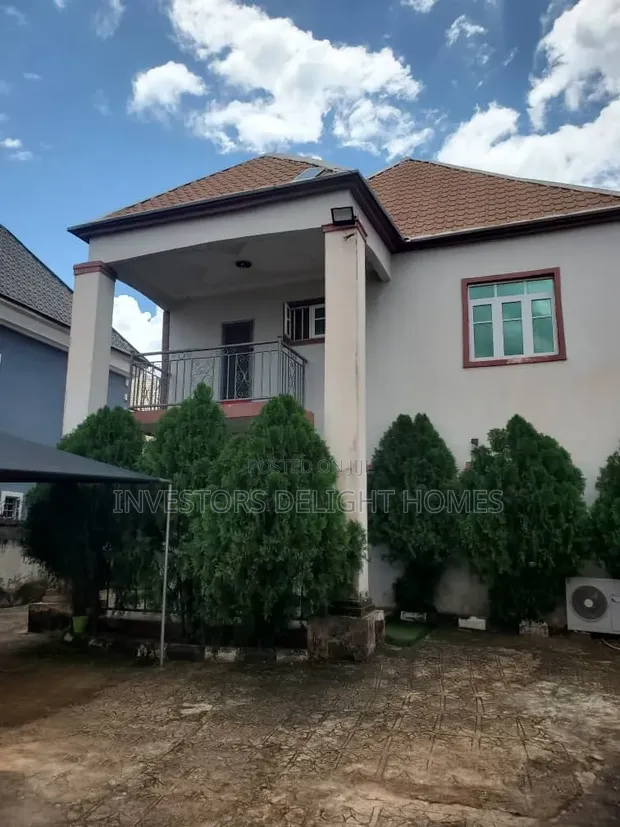 5-Bedroom Duplex with BQ and Flats for Sale in Oshimili North - 1
