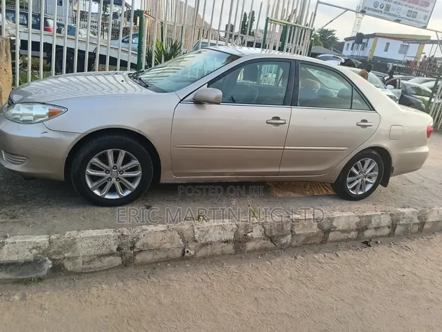 Toyota Camry 2005 Gold - 1