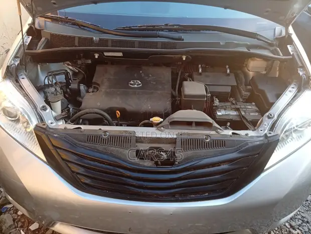 Toyota Sienna 2012 Silver - 1