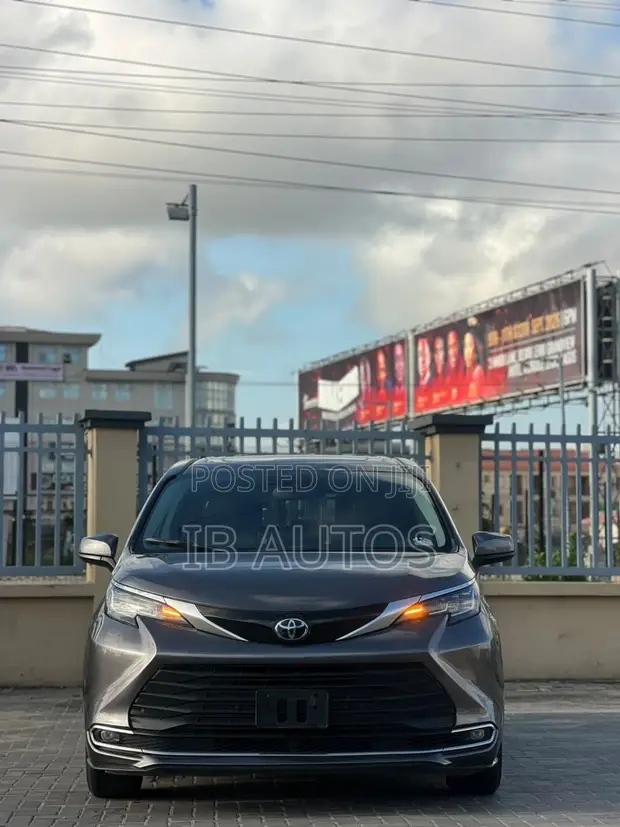 2023 Toyota Sienna XLE AWD 7-Passenger Silver - 1