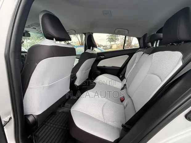 Toyota Prius Plug-In Hybrid 2016 Silver - 1