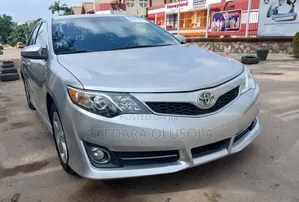 2014 Toyota Camry SE Sedan - Silver