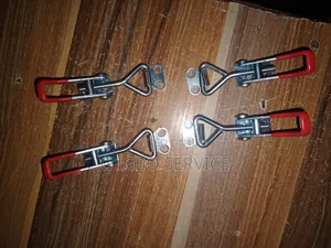 Galvanized Iron Mai Daidaita Buckle Lock Clamp Tare da Key Hole