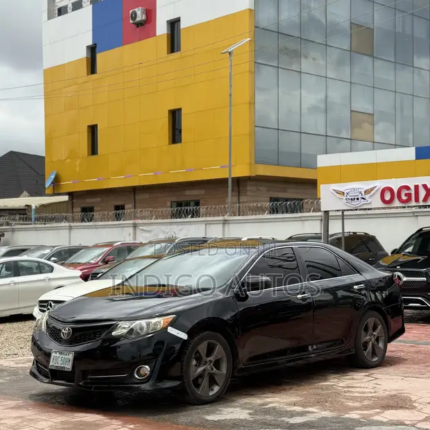 Toyota Camry SE Sedan 2013 - 1