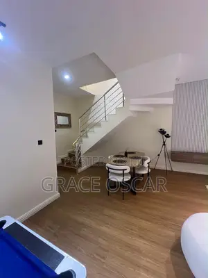 Gidan Kwalta Mai Dakuna 4 da Pool a Fatai Kudirat, Agungi