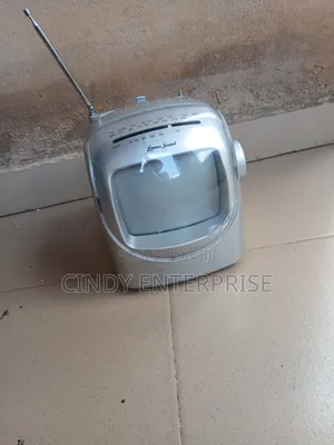 Lenoxx Rechargeable and Battery FM Radio