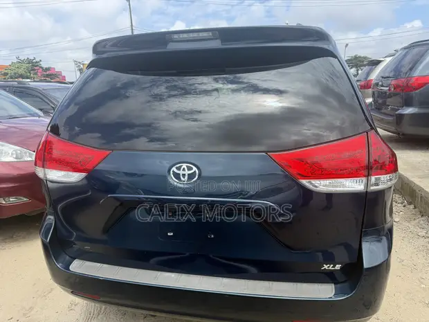 Toyota Sienna 2012 Blue - 1