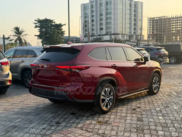 Toyota Highlander XLE 2022 Mai Amfani Daga Ƙasashen Waje - 1