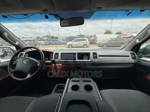 Toyota HiAce Bas 2015