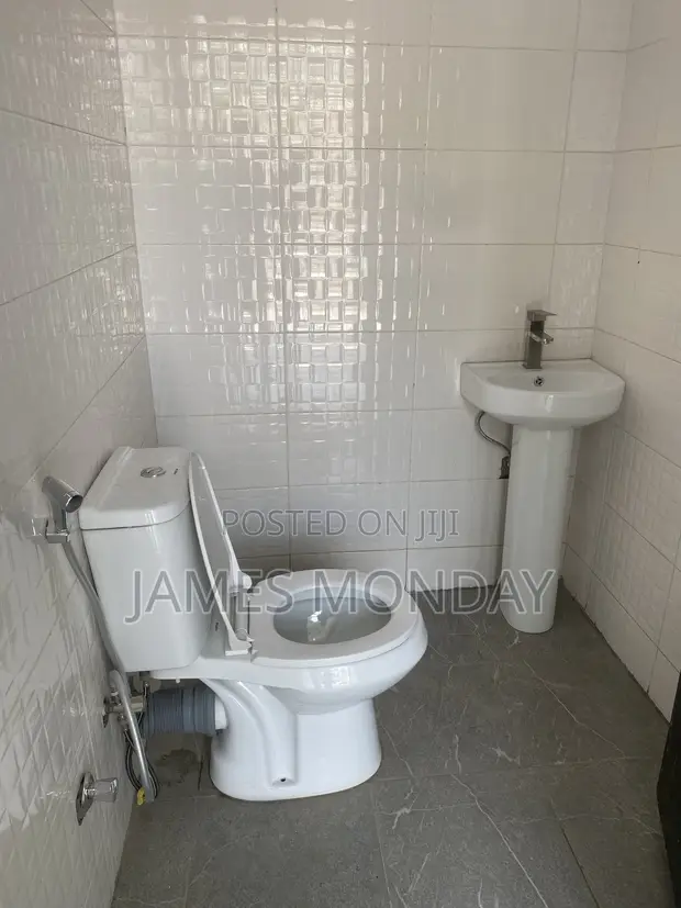 4-Bedroom Duplex a Cikin Gidan Masu Zaman Kansu, Garki Area 1 don Hayarwa - 1