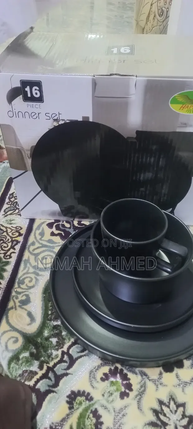 16-Piece Black Stoneware Dinner Set - 1