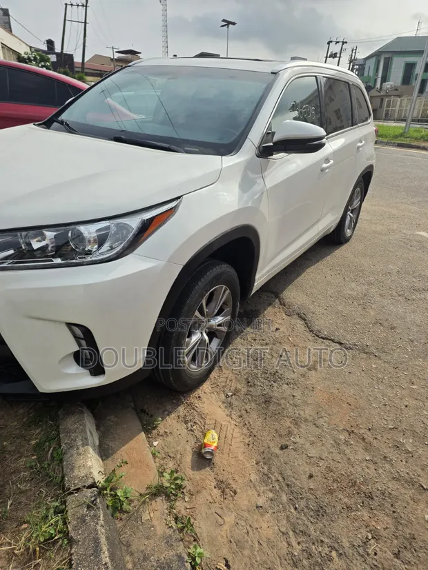 2016 Toyota Highlander XLE V6 4x2 Fari - 1