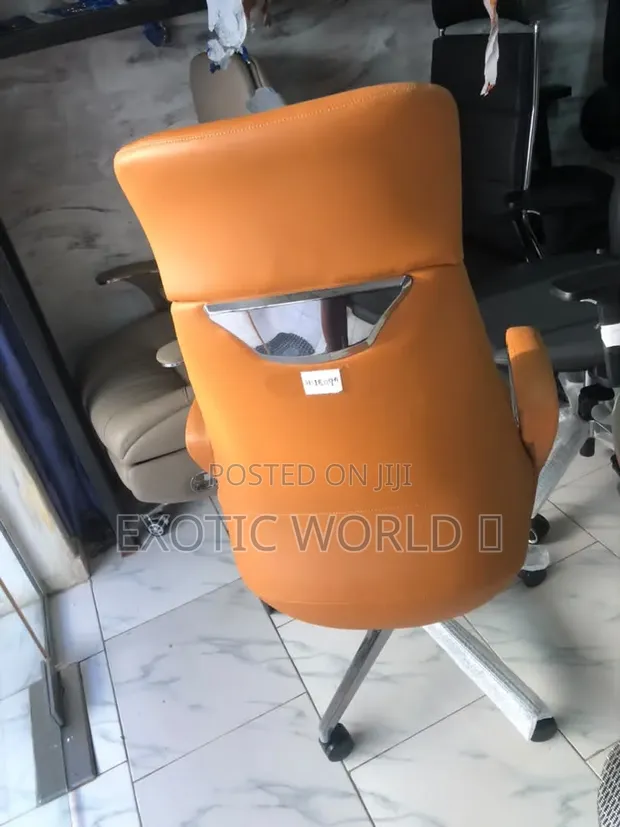Executive Tan Leather Swivel Office Chair - 1