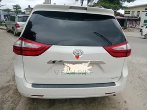 2016 Toyota Sienna Limited Premium 7-Seater White