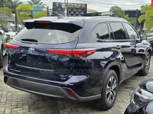 2021 Toyota Highlander XLE Blue