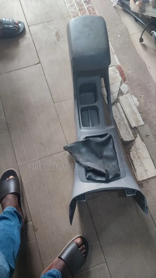 Toyota Hilux 2WD Gear Console - Manual - 1