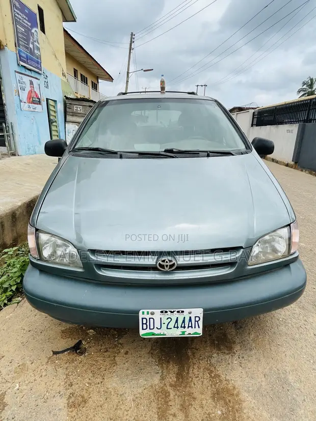 Toyota Sienna 2002 Green - 1