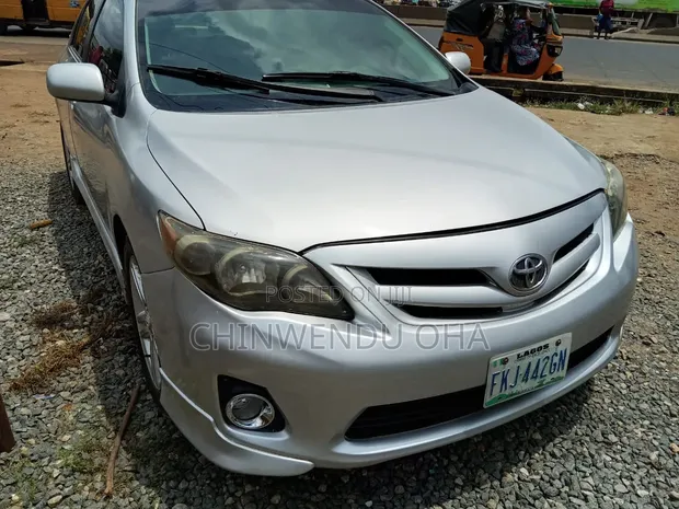 Toyota Corolla 2013 Silver - 1