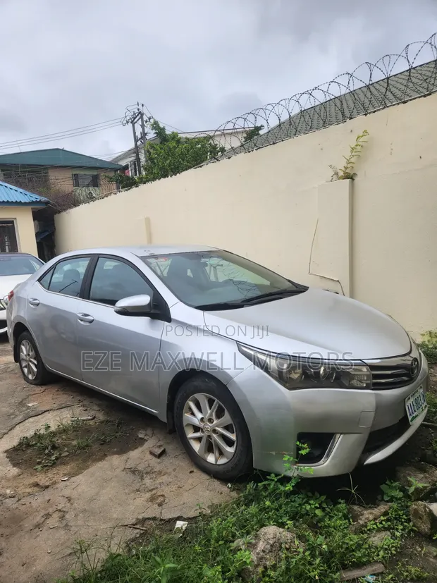 Toyota Corolla 2015 Silver - 1