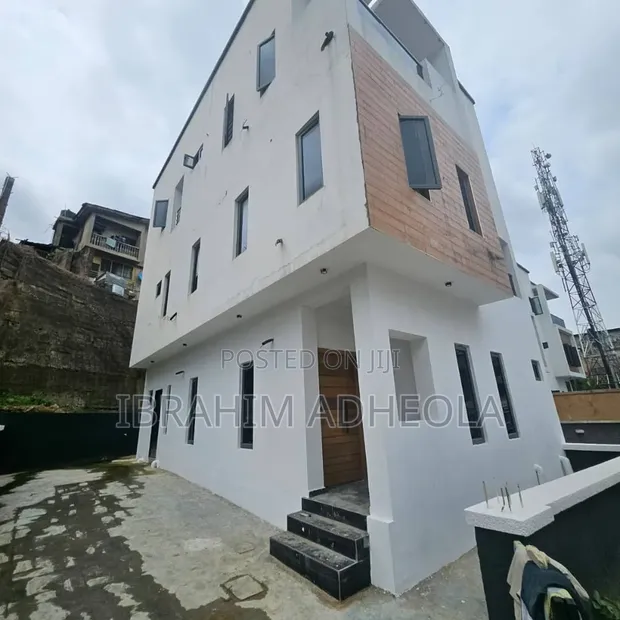 5-Bedroom Luxury Duplex with BQ in Magodo Phase 2 GRA - 1