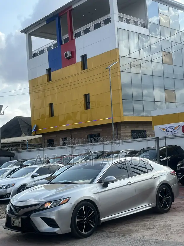 Toyota Camry SE 2017 Silver - 1