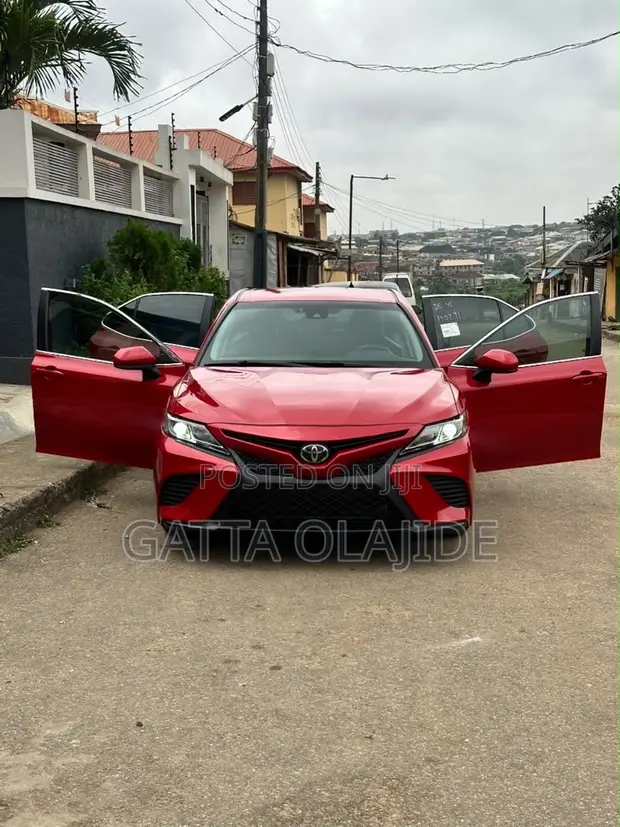 2019 Toyota Camry SE 2.5L Red - 1