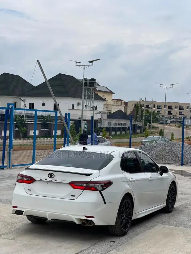 Toyota Camry SE 2023 White - 1