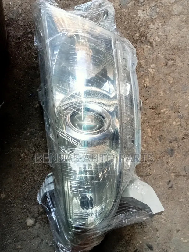 Toyota Highlander 2013 Headlight Replacement - 1