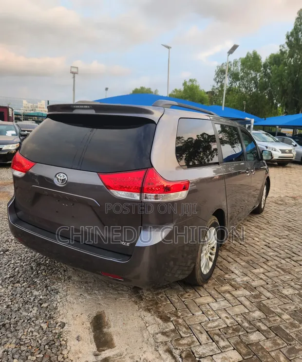 Toyota Sienna 2015 Brown - 1