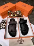 Hermès Oran Sandal ɗin Fata Mai Ɗan Ƙura Mai Ɗaurawa Biyu - 1