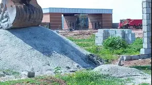 Filin Zama na Siyarwa, Titi Jirgin Sama, Abuja