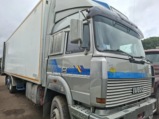 Titin Kwangila na Iveco Mai Tayoyi Takwas 30ft - 1