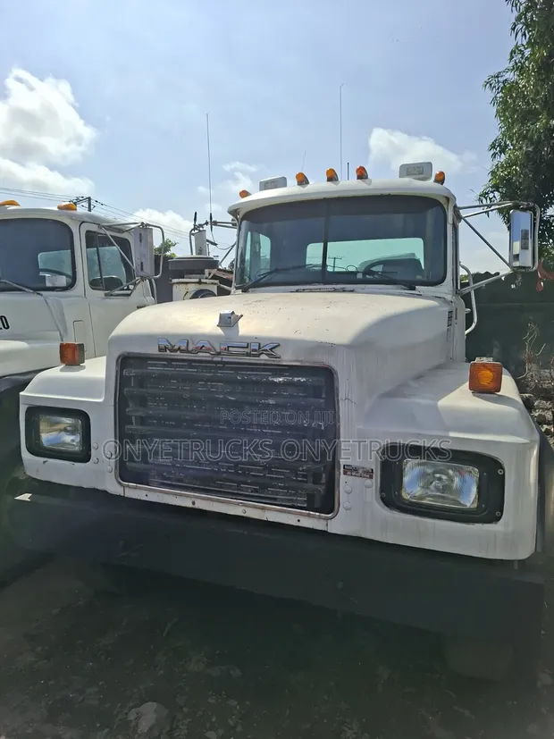 Used Mack RD Ten Tyre Head Truck with Spring Suspension - 1