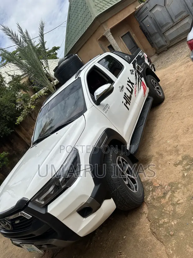 Toyota Hilux 2011 White - 1