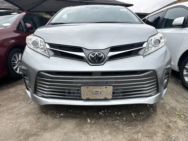 2019 Toyota Sienna Silver - Full Options - 1