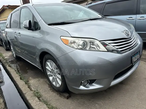Toyota Sienna 2014 Silver - 1