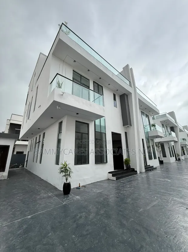 Sabon Ginin 5-Bedroom Duplex Mai Cikakken kayan daki a Lekki Phase 2 - 1