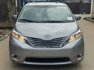 Toyota Sienna XLE 2011 Mai Zama 8