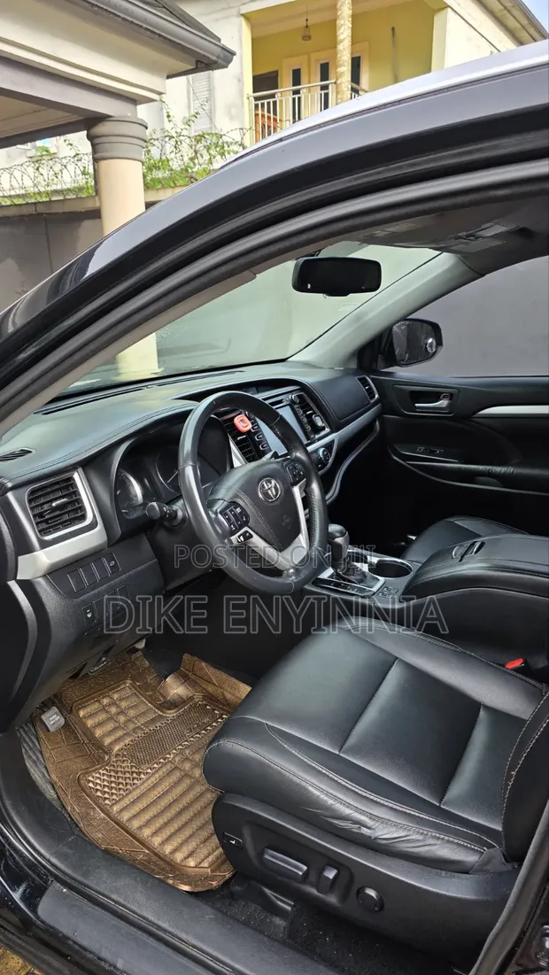 2017 Toyota Highlander XLE 4x4 V6 Black - 1