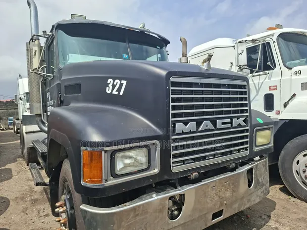 Mack CH Heavy-Duty Truck 2002 Black - 1