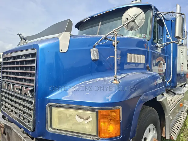 Mack CH 427hp Double Cabin 10-Tyre Head Truck - 1