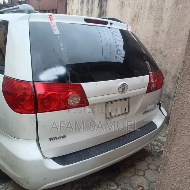 Toyota Sienna LE 2009 Fari - 1