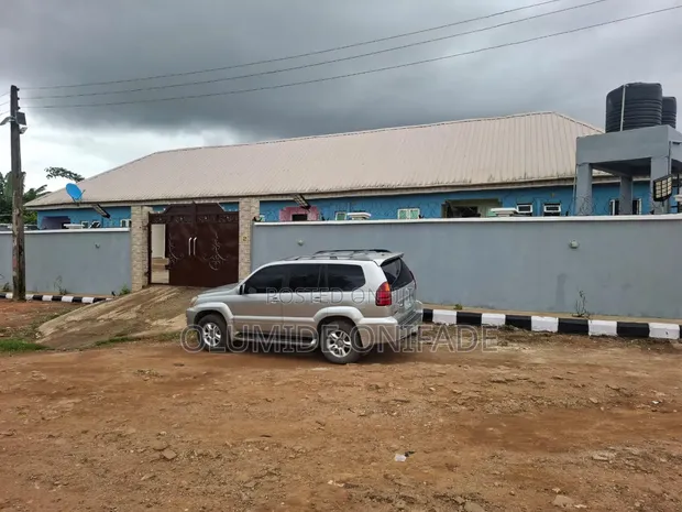 Furnished 5-Bedroom Bungalow with Pool in Ikeja GRA - 1