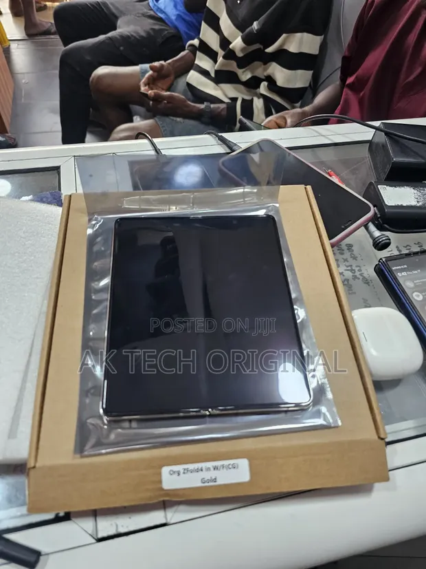 Samsung Galaxy Z Fold 4 Asalin Cikin Fuska - 1