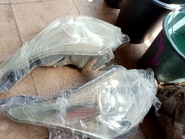 Toyota Avensis 2009 Headlight Set - 1