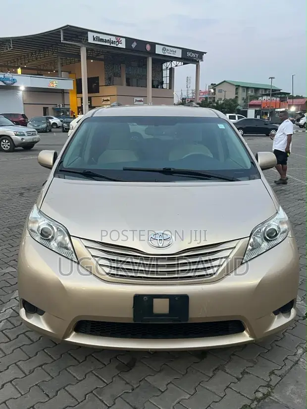 2013 Toyota Sienna LE Gold - 1