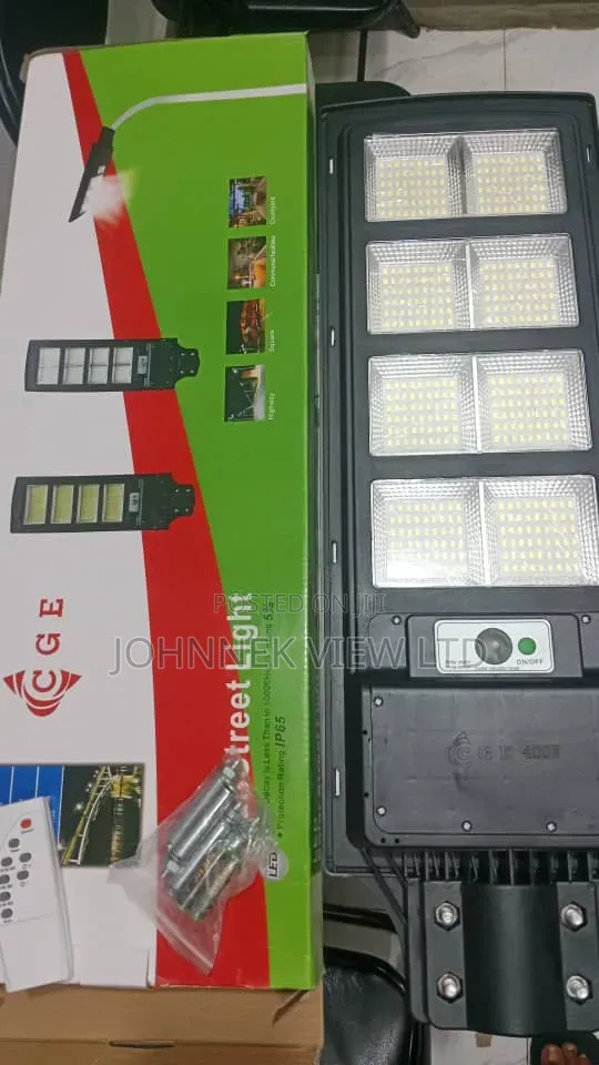 8-Eye 400W Solar Street Light - 1