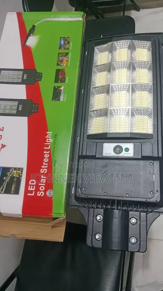 12Eyes 800W Solar Street Light - 1
